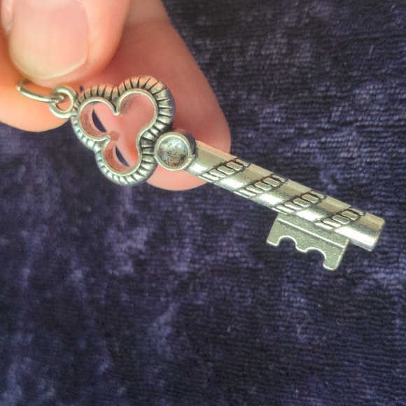 New Silver Color Key Pendant - Picture 2 of 5